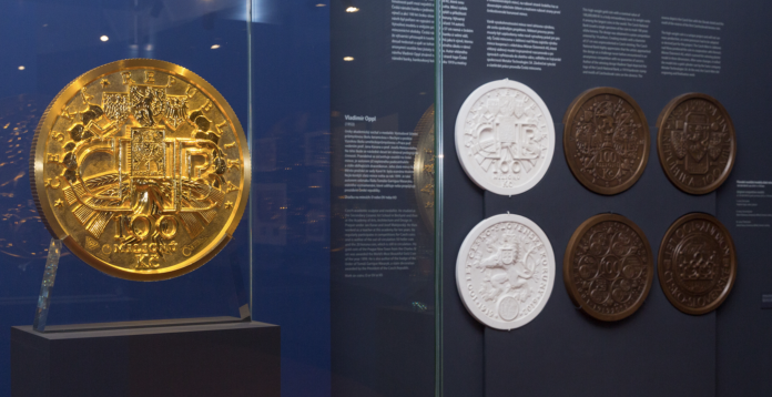 ČNB: Výstava 100 let česko-slovenské koruny - největší zlatá mince v Evropě