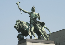 Budova ČNB - socha Génia (Světlonoše) se lvem
